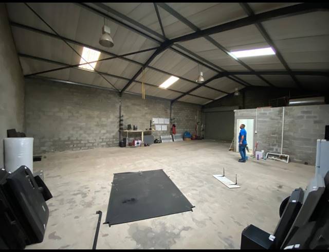 150M² WAREHOUSE TO LET IN STRAND INDUSTRIA